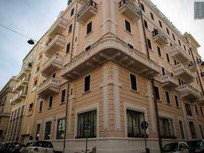 I torrini presentano dei decori a fascia interrotti dal ballatoio d�angolo e dalle fasce marcapiano superiori